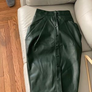 Falda de cuero con dos bolsillos delanteros